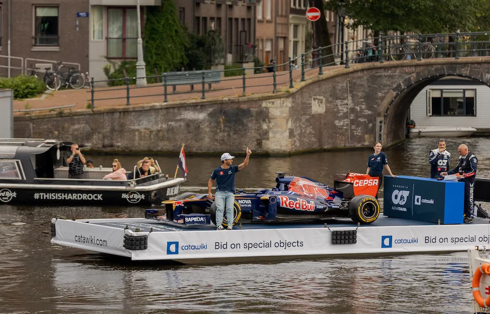 F1 action through the canals for a special Catawiki activation